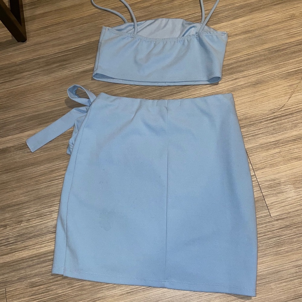 blue matching mini skirt and crop top set - Picture 3 of 4